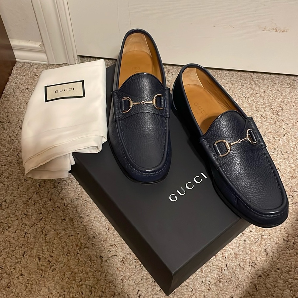 Gucci Men’s navy leather loafer size 7-1/2